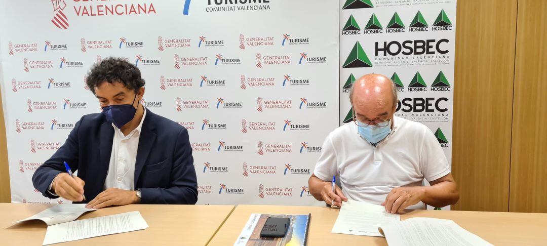 Francesc Colomer, el secretario autonómico de Turisme (i), en la firma del convenio con el presidente de la patronal HOSBEC, Toni Mayor (d).