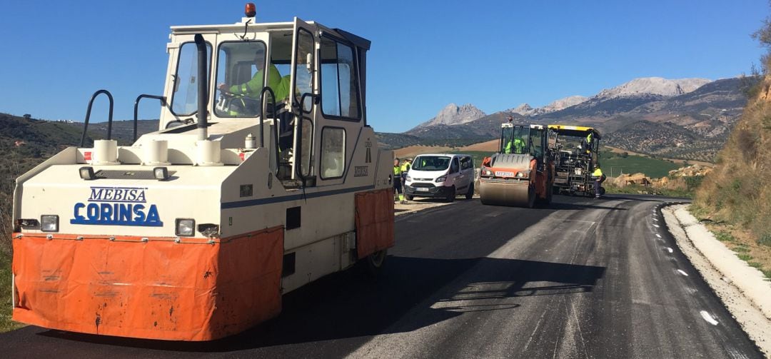 Foto de archivo de las obras de mejora del firme en una carretera 