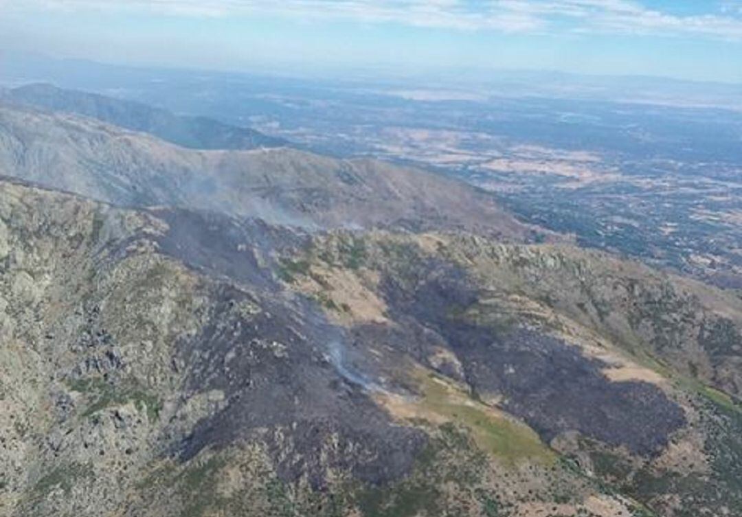 Imágenes de la zona del incendio en el término municipal de El Raso (Candeleda)
