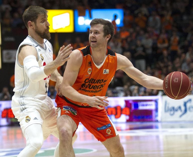 El ala-pívot del Valencia Basket John Shurna (d) y el ala pívot del Real Madrid Andrés Nocioni durante el partido de la jornada 21 de la liga ACB de baloncesto disputado hoy entre ambos equipos en la Fuente de San Luis en Valencia. EFE-Miguel Ángel Polo