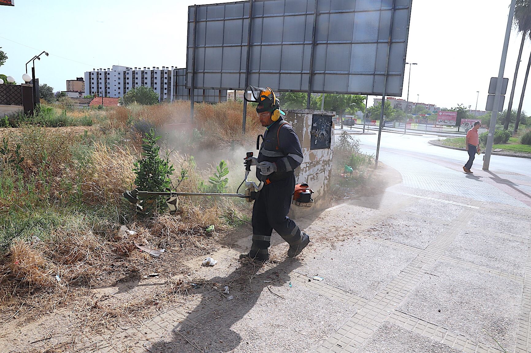 Un operario municipal realizando labores de desbroce