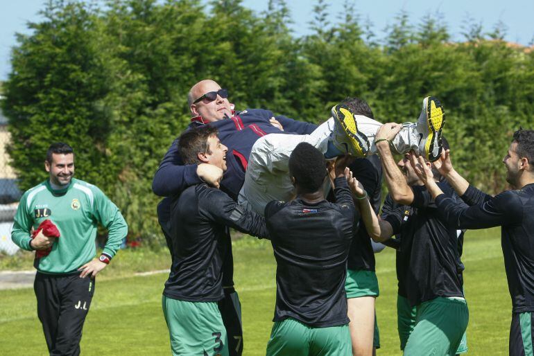 Los jugadores del Racing mantean a Nacho Cubero, fotografo del AS ante la sospecha de que pudiera estar emitiendo por Periscope el entrenamiento del equipo.