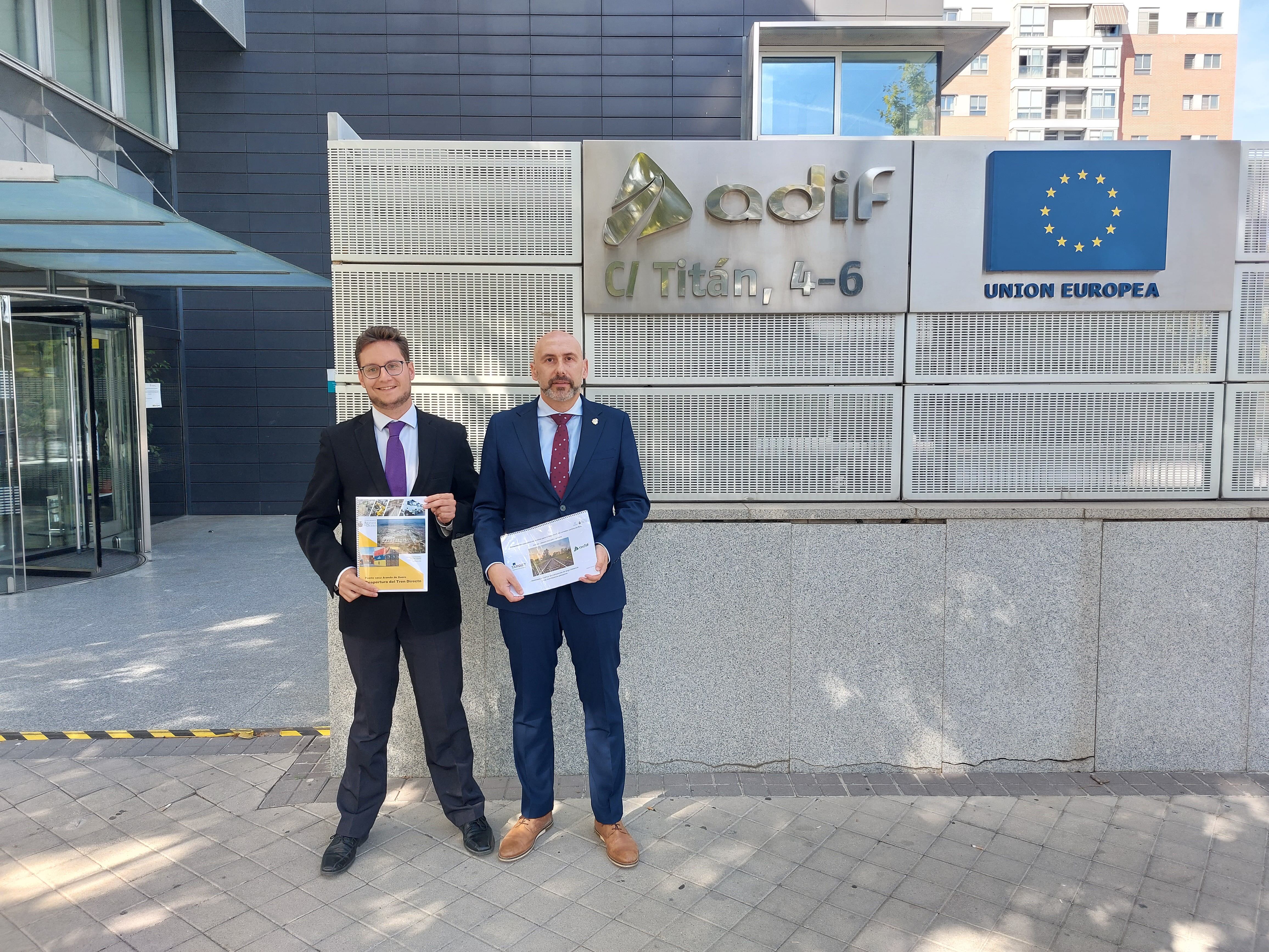 El alcalde de Aranda, Antonio Linaje, y el concejal Juan Manuel Martín, en la sede de ADIF