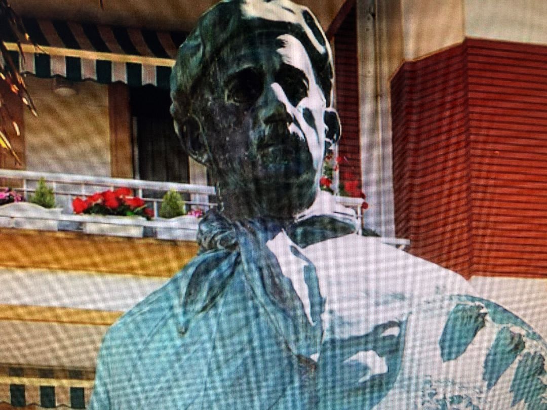 Imagen del busto en honor a Ignacio Zuloaga en Eibar , frente a la iglesia de San Andrés