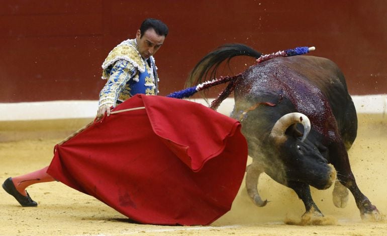 Enrique Ponce da un pase de muleta durante el festejo que celebra el regreso de los toros a San Sebastián, retransmitido por La 1 de TVE