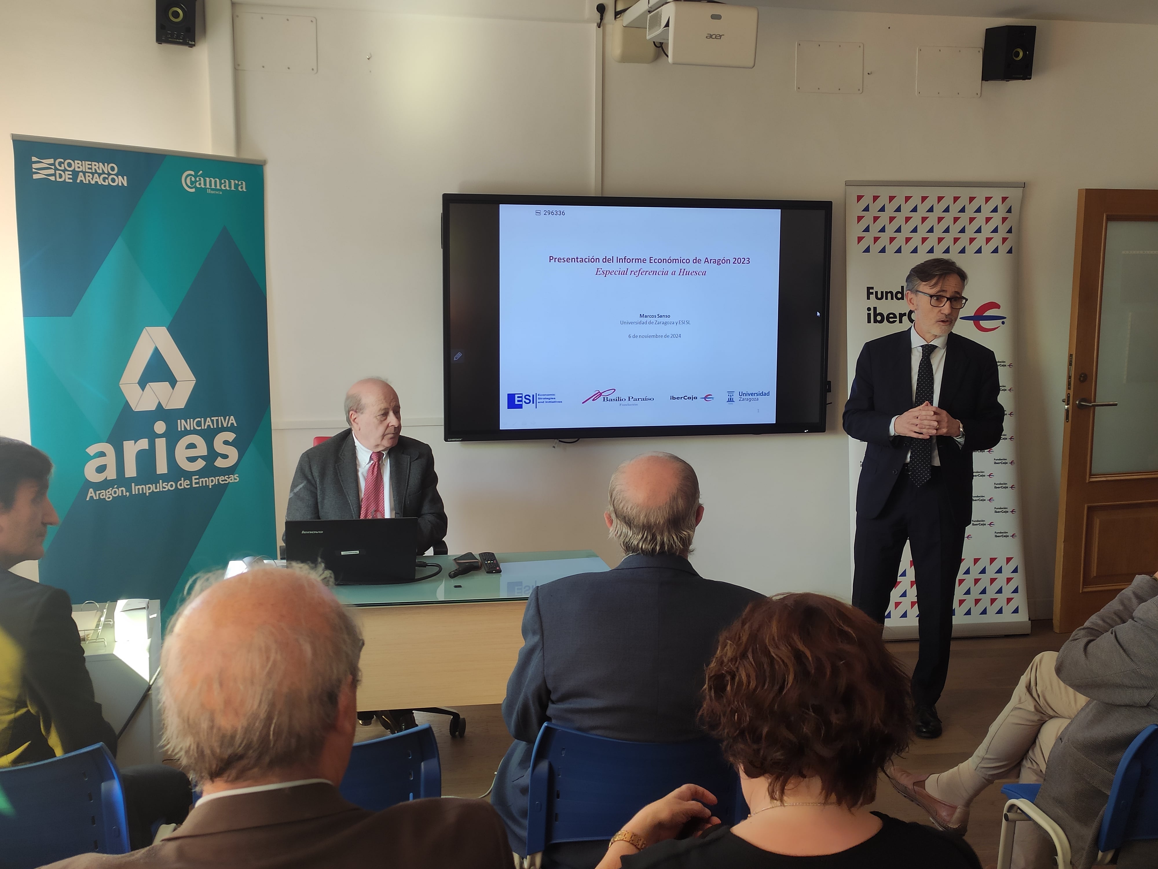 Marcos Sansó, catedrático de Análisis Económico, y José María Coiduras, director provincial de Ibercaja, presentando el Informe Económico de Aragón