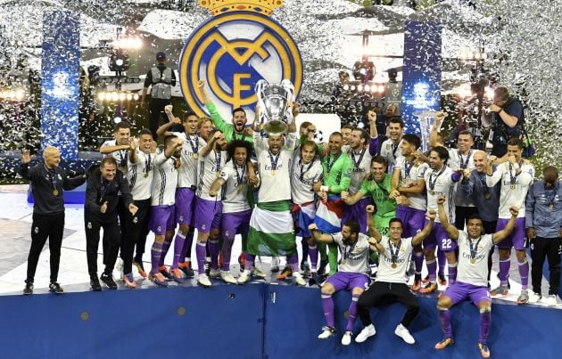 Los jugadores del Real Madrid celebran su triunfo en el césped del estadio de Cardiff.