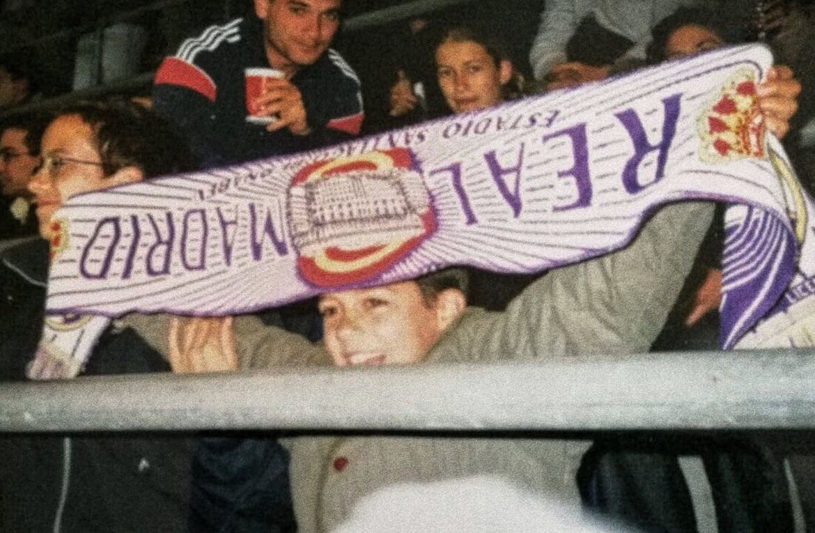Fotografía de Lucas Vázquez de pequeño animando al Real Madrid