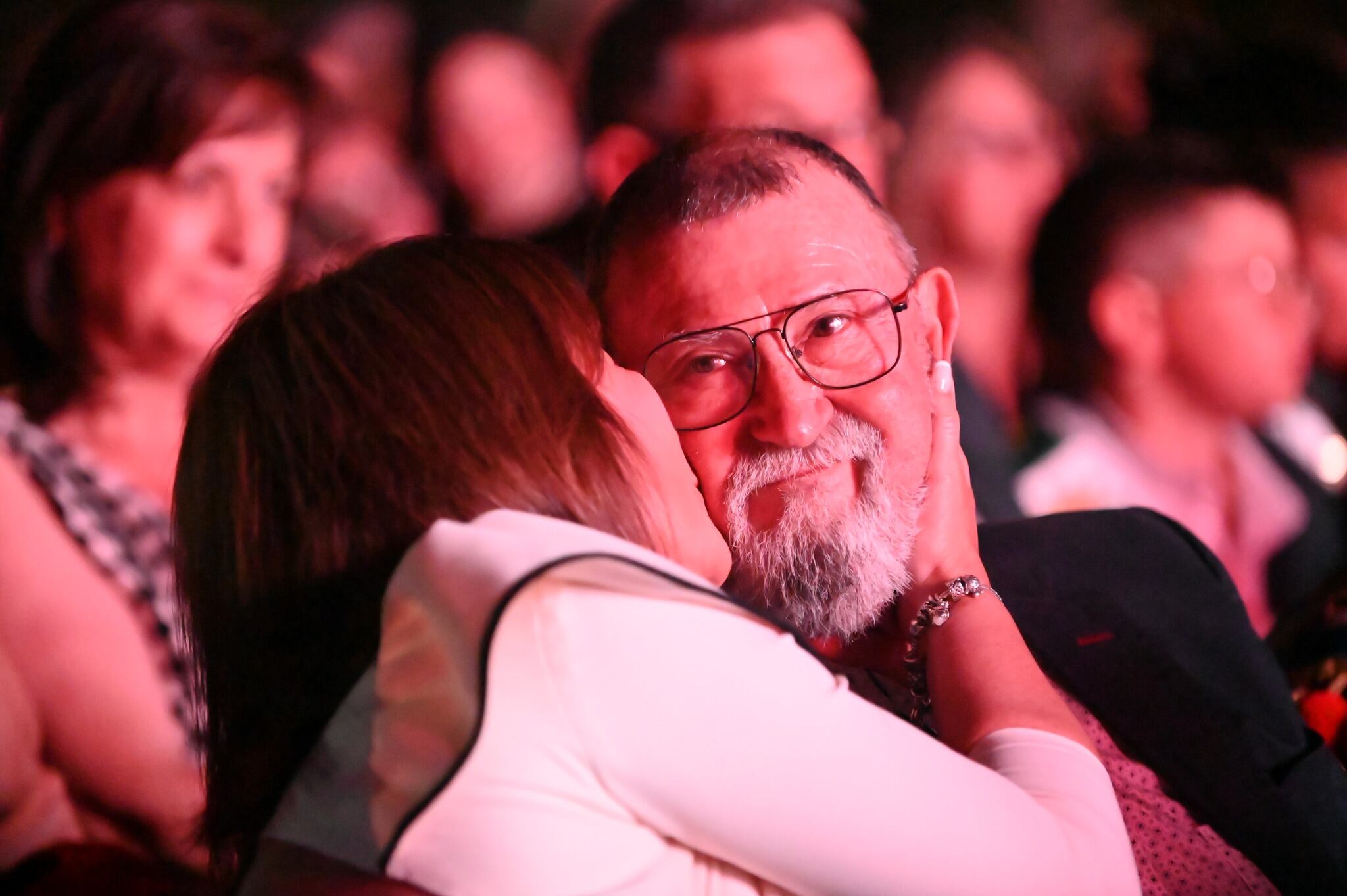 Angel es felicitado antes de recoger el premio