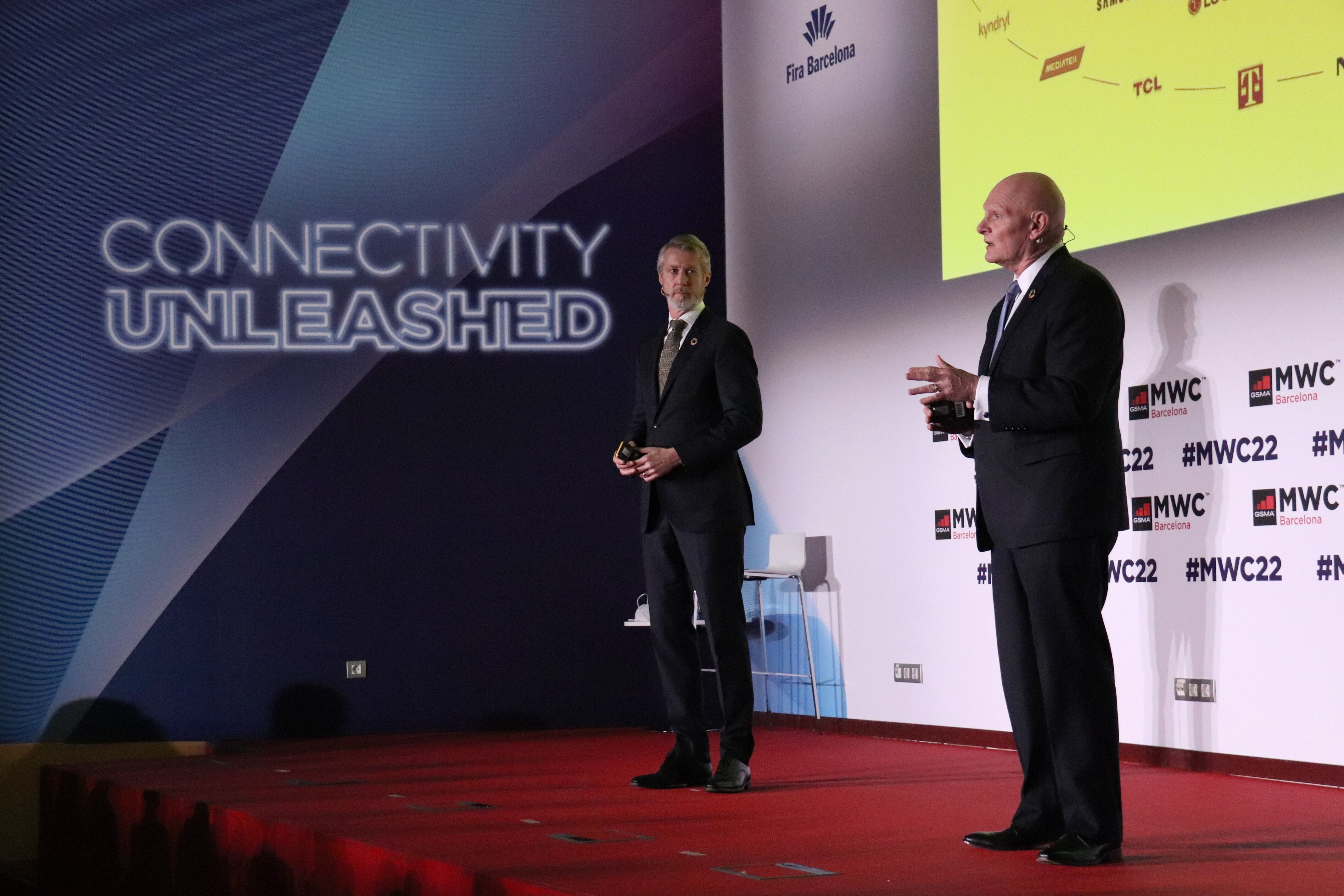 El conseller del GSMA, John Hoffman, i el director general del GSMA, Mats Granryd en la presentació del MWC 2022