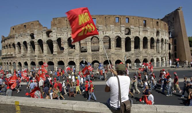 La protesta en Roma, a su paso por el Coliseo