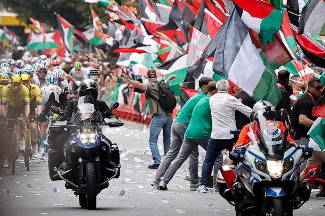 La iniciativa Gernika Palestina ha invadido este miércoles un tramo de la Gran Vía de Bilbao al paso de la Vuelta. EFE/Miguel Toña