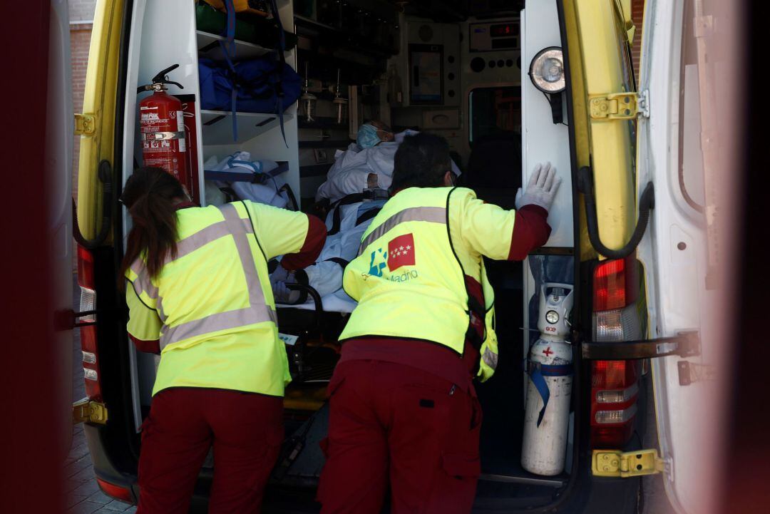 Personal sanitario de Uua ambulancia en el centro de mayores Casablanca de Valdemoro