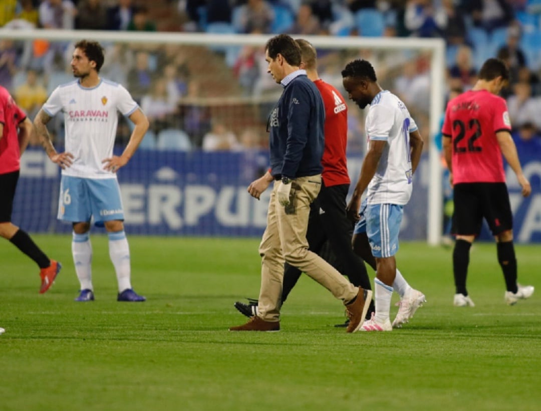 Igbekeme abandona el terreno de juego, tras sufrir una dura entrada de Boateng