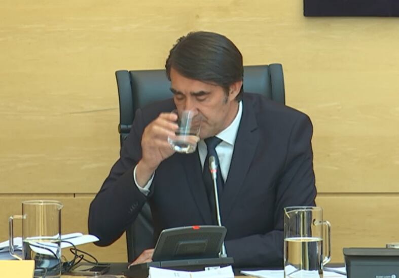 El consejero toma un sorbo de agua en su comparecencia