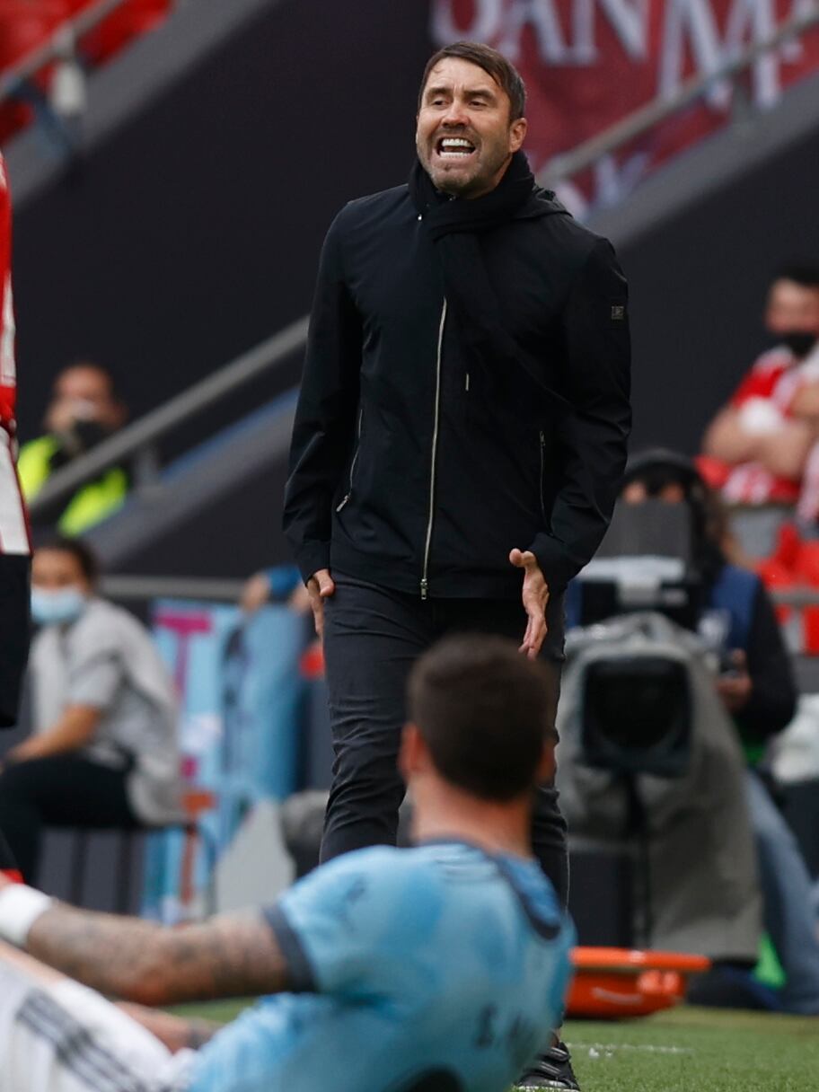 BILBAO, 17/04/2022.-El entrenador del Celta Eduardo Coudet, durante el partido de la jornada 32 de la LaLiga Santander en el estadio de San Mamés en Bilbao.- EFE/Miguel Toña
