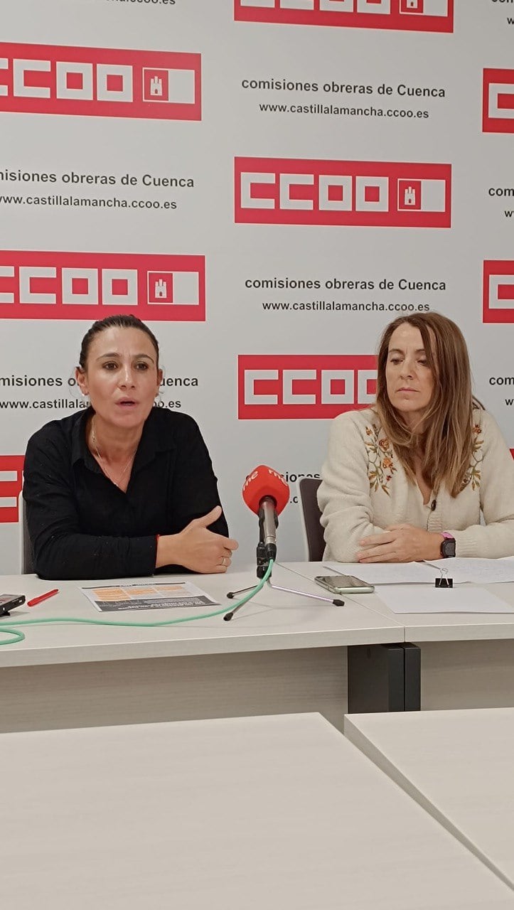 María José Mesas (i) secretaria general de CCOO Cuenca