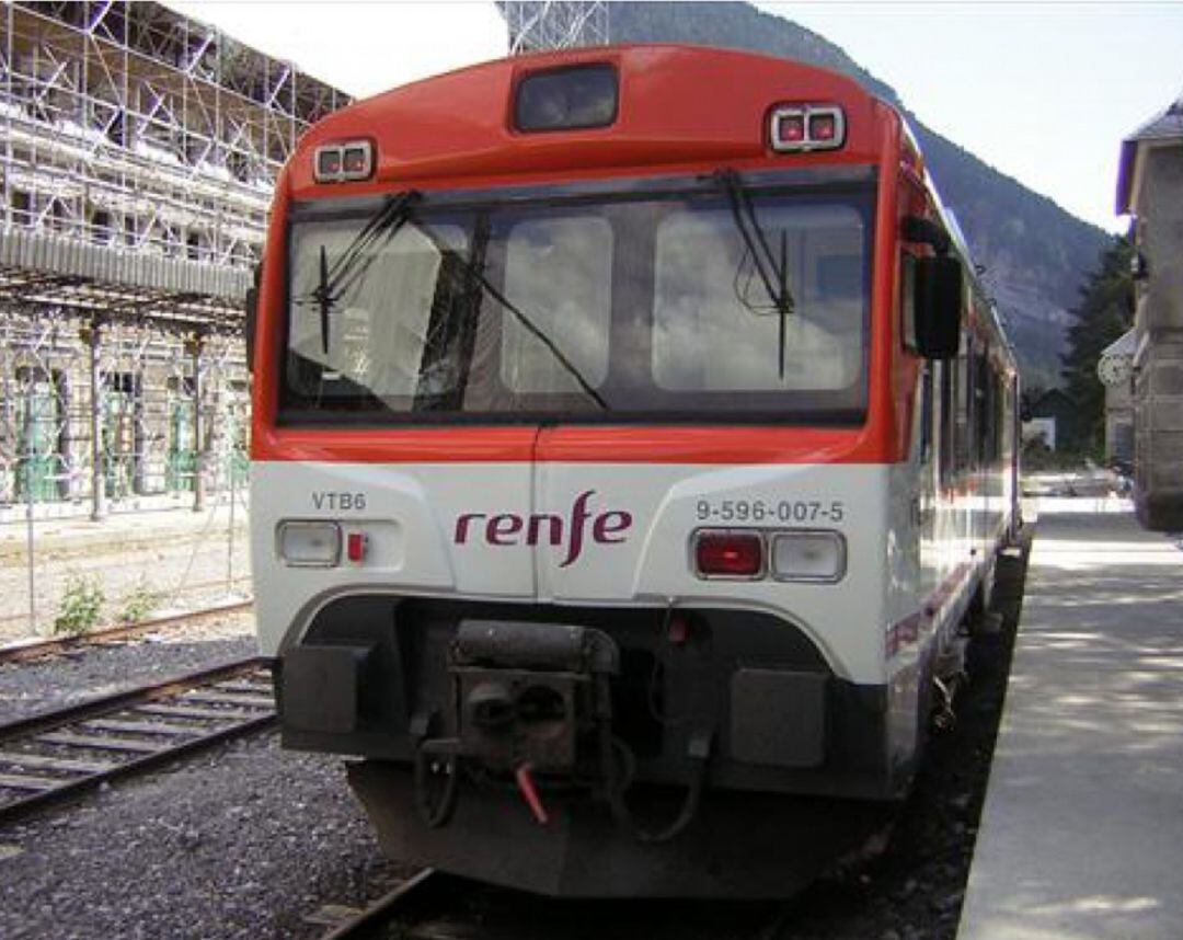 El Canfranero en la estación de Canfranc. 