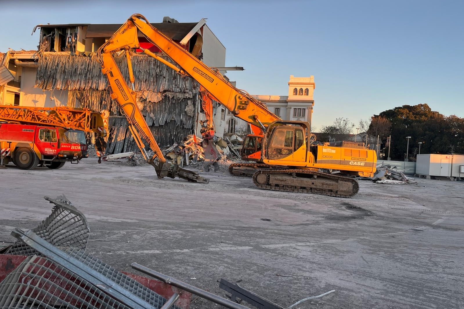 Avanzan los trabajos de derribo de la base Alinghui en el puerto de València