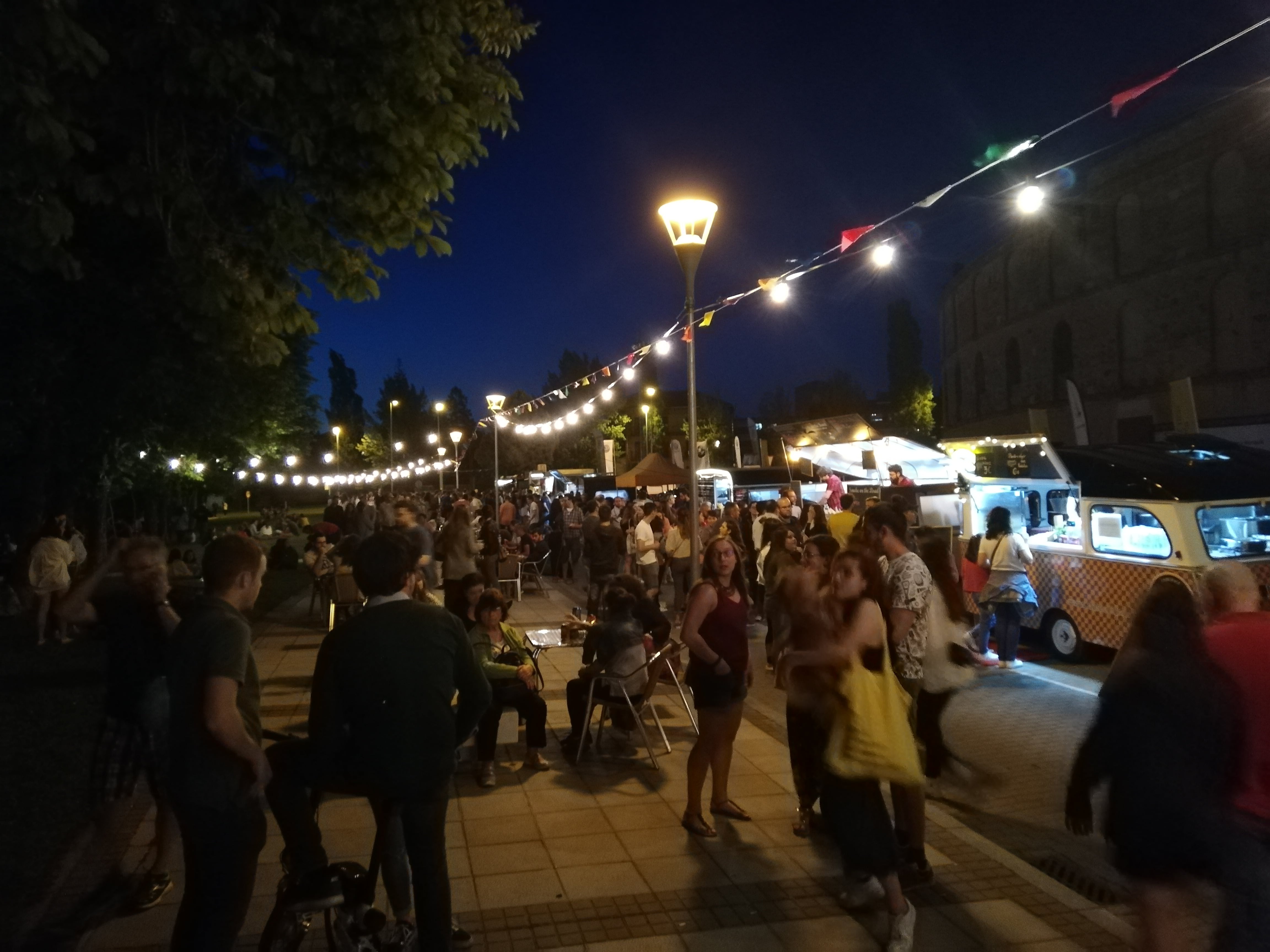 Food trucks en la feria del automóvil de Radio Segovia