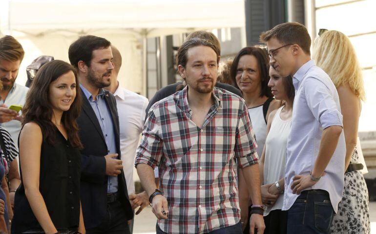 El líder de Podemos, Pablo Iglésias (c) junto a Íñigo Errejón (d) y el líder de IU, Alberto Garzón (2i), a su llegada a la Cámara Baja