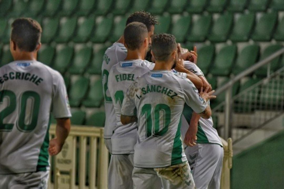 Jugadores del Elche celebran un gol. 