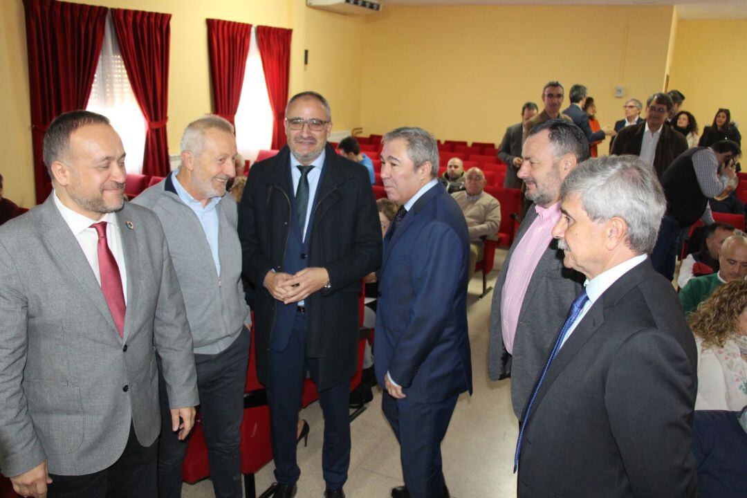 Personalidades invitadas por el Diario de León en el congreso sobre Economía que se desarrolla en Camponaya y al que acudió el director del rotativo, Joaquín Torné.