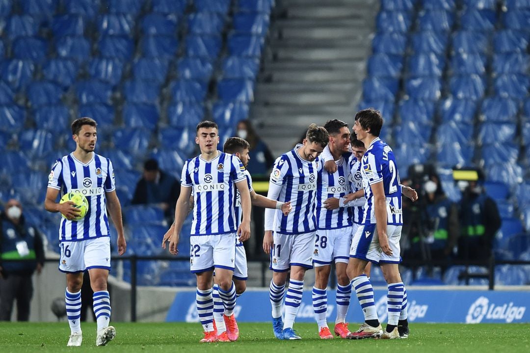 Los jugadores de la Real felicitan a Roberto López por su gol