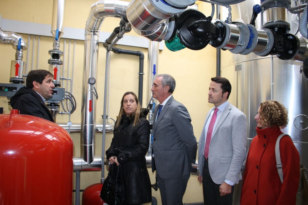 El delegado territorial José Mazarías (c) durante la visita de la nueva caldera del instituto Vega del Pirón