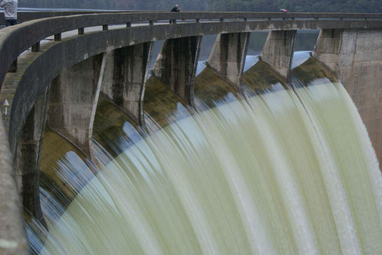 La llevantada incrementa un 13% les reserves dels embassaments de les conques internes i freguen la plena capacitat