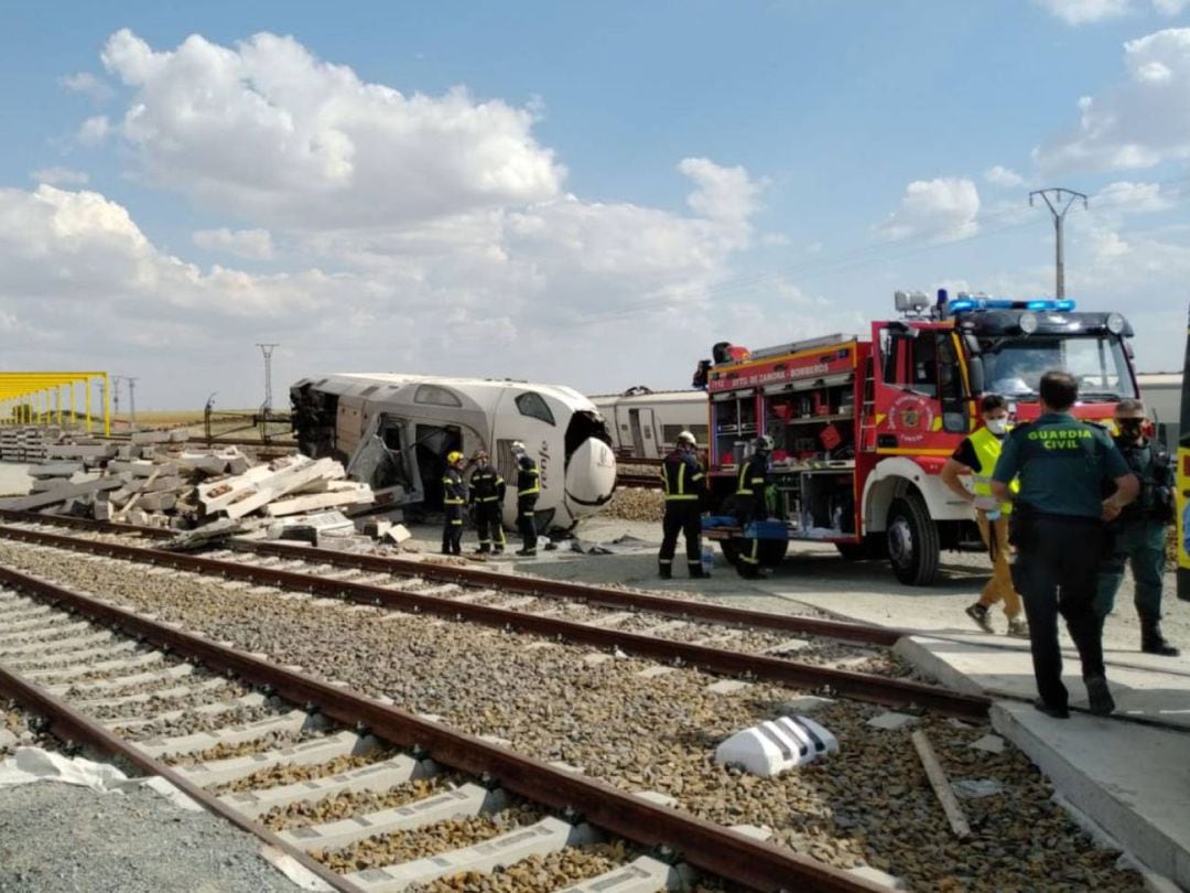 Locomotora descarrilada en La Hiniesta