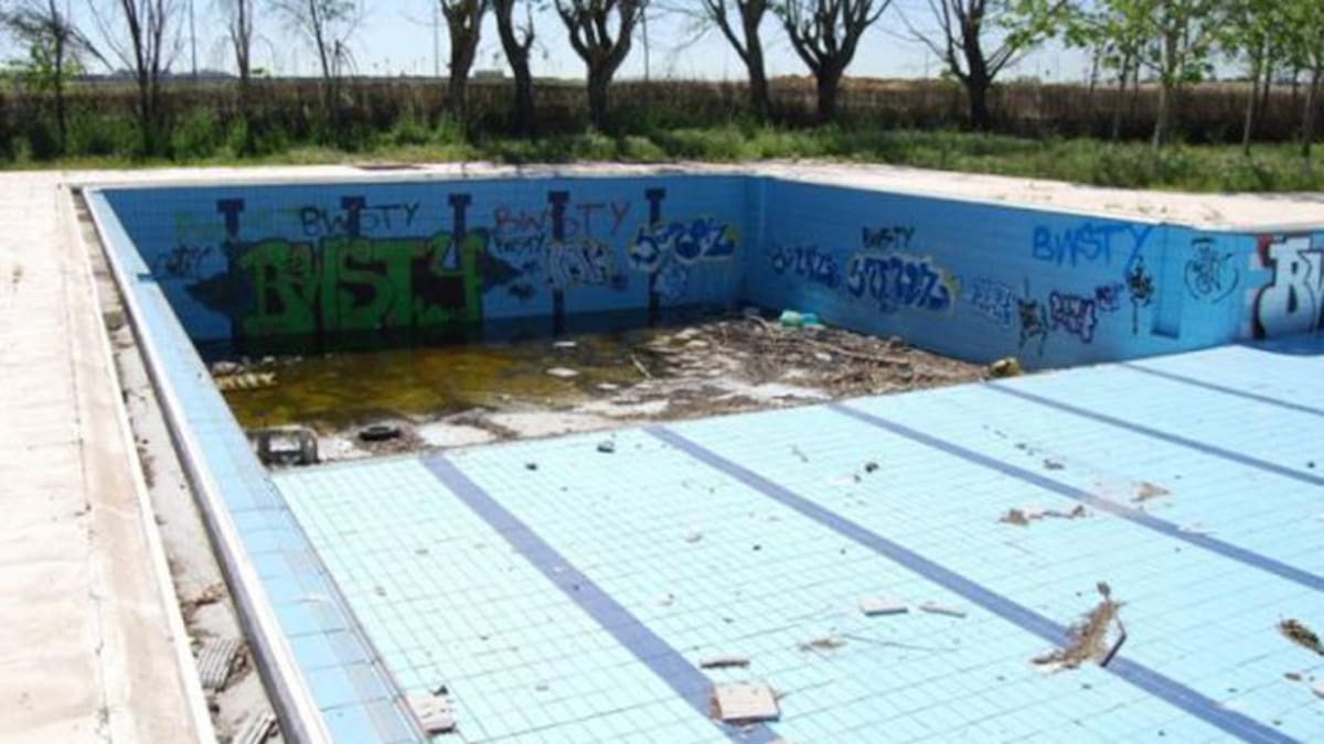 Carlos Delgado, concejal de Obras del Ayuntamiento de Leganés, habla de la licitación del anteproyecto para recuperar el complejo de piscinas de Solagua.
