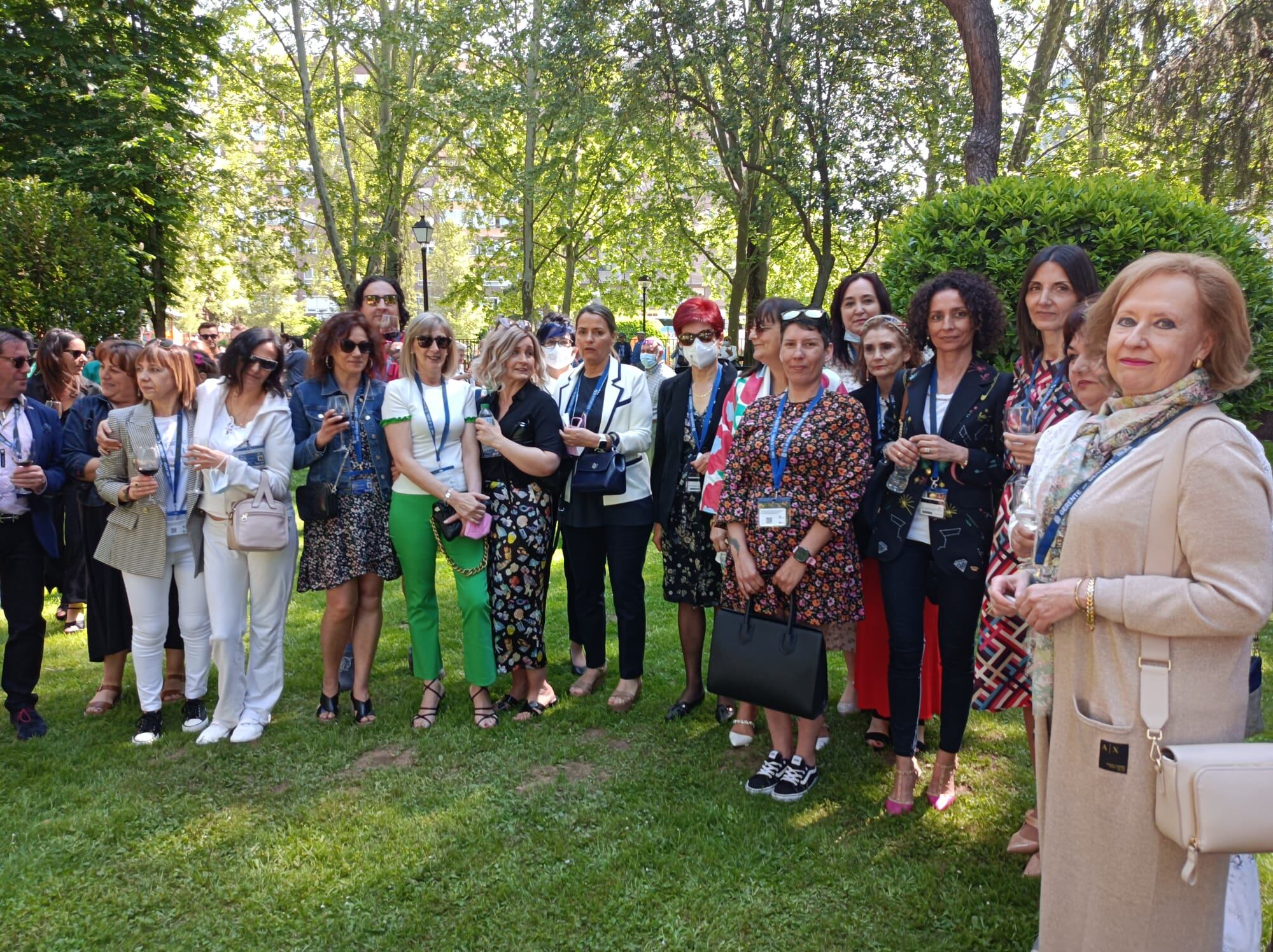 Pilar Fernández (dcha.), junto a varios representantes del equipo hospitalario