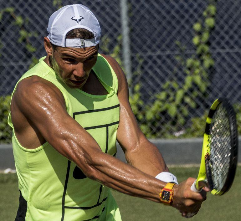 Nadal entrena en las pistas de hierba del Mallorca Open 