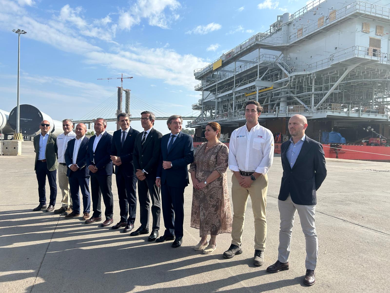 Antonio Camino, CEO de TECADE; delegado del Gobierno en Andalucía, Pedro  Fernández; consejero de Industria, Energía y Minas, Jorge  Paradela, y el presidente de la Autoridad Portuaria de Sevilla, Rafael Carmona,  entre otros invitados