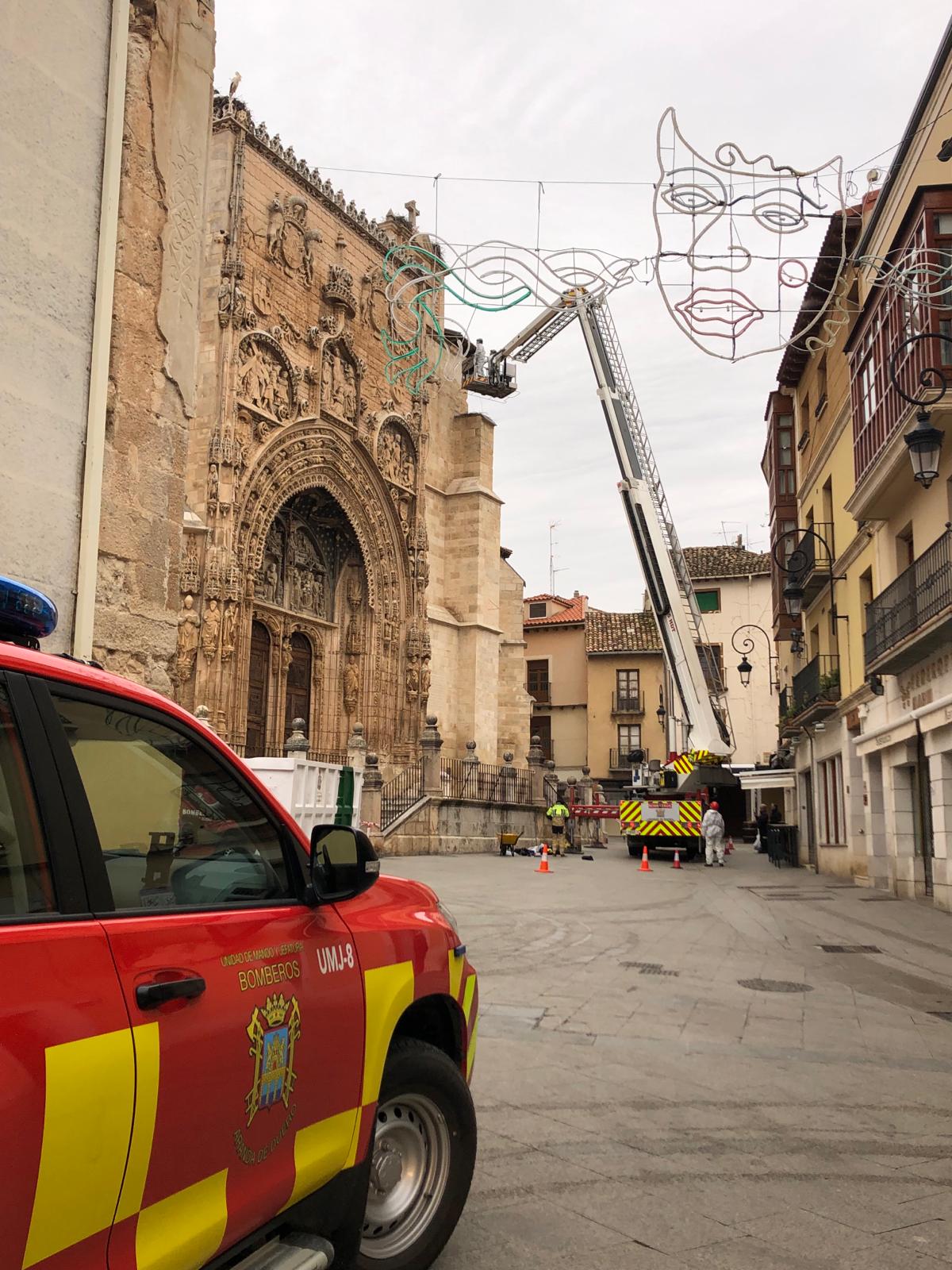 Los Bomberos retiran uno de los nidos de la fachada