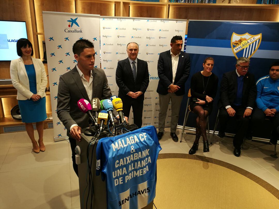 Ricca, atendiendo a los medios, en la tienda Family Store