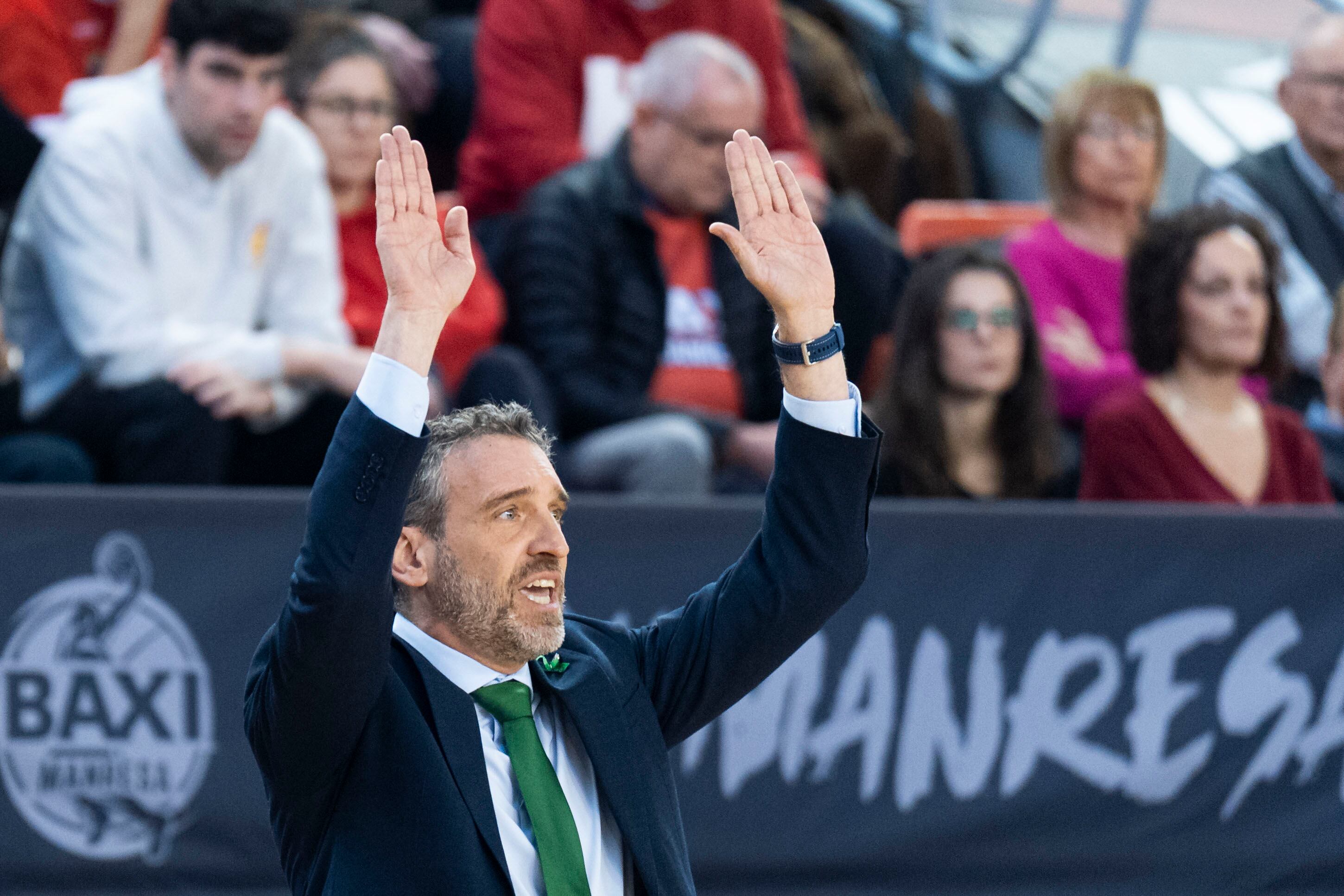 MANRESA (BARCELONA), 01/02/2026.- El entrenador del Unicaja Baloncesto Ibon Navarro durante el encuentro de la jornada 18 de la Liga Endesa entre el Baxi Manresa y el Unicaja, disputado este domingo en el Pabell?n Nou Congost de Manresa. EFE/Siu Wu