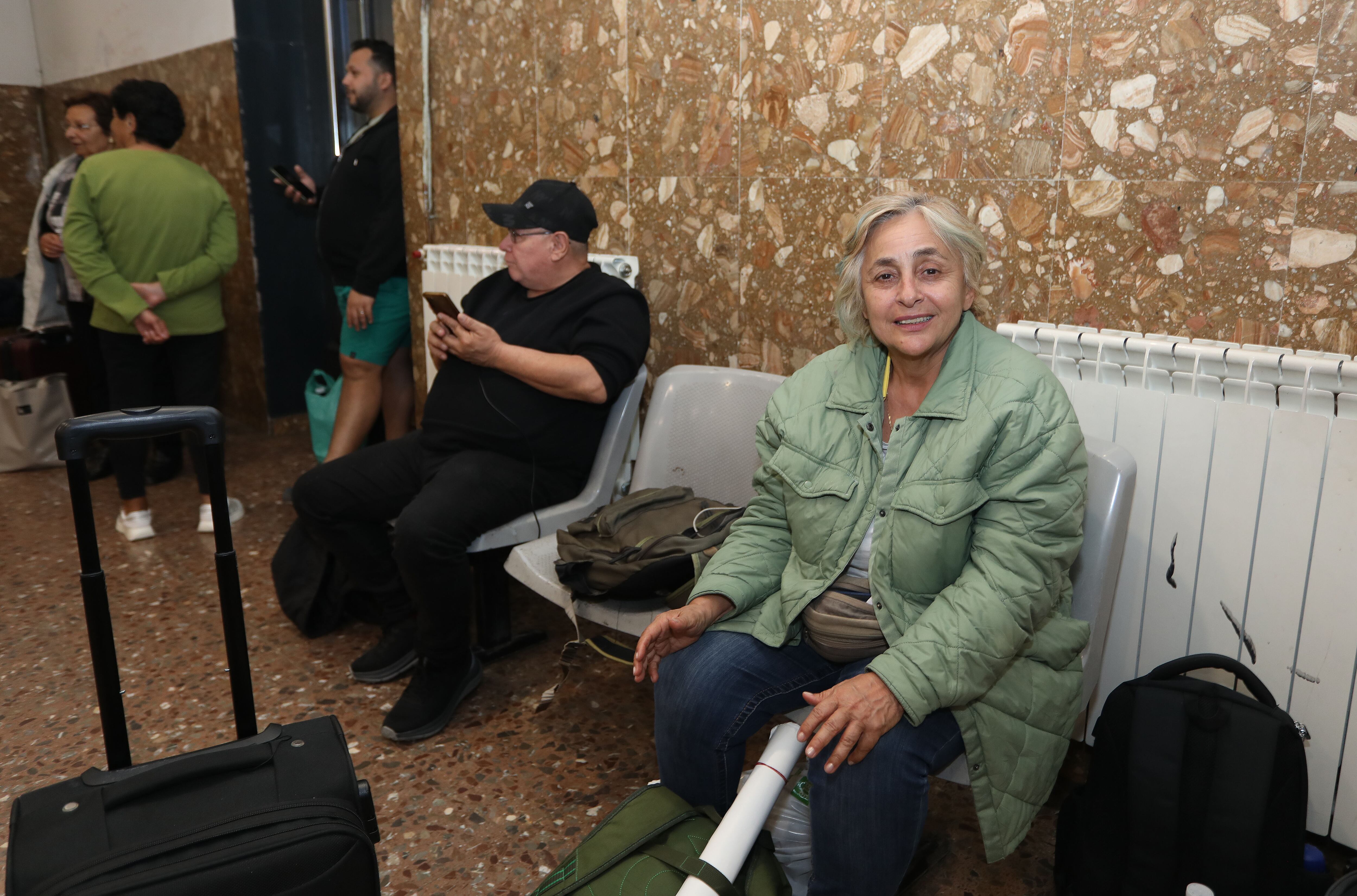El tren que cubría la línea Madrid-Irún ha quedado detenido en la estación de Venta de Baños y sus viajeros han quedado retenidos, en la imagen la sala de espera de la estación