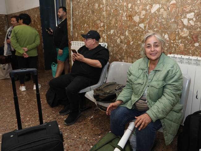El tren que cubría la línea Madrid-Irún ha quedado detenido en la estación de Venta de Baños y sus viajeros han quedado retenidos, en la imagen la sala de espera de la estación