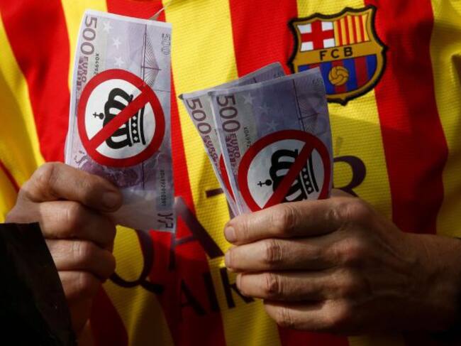 Numerosos manifestantes convocados por entidades independentistas protestan en las inmediaciones de la Estación de Francia