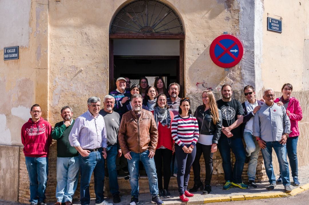 Militantes del PSOE en la puerta de la Casa del Pueblo