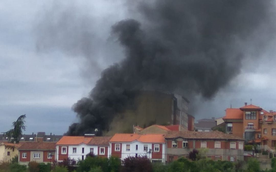 Una espectacular columna de humo negro causa la alarma en Ciudad Naranco.