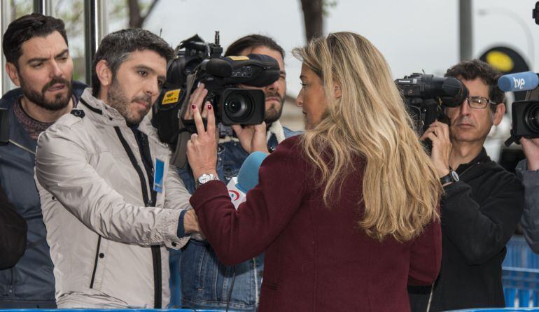 Virginia López Negrete, abogada de Manos Limpias, atiende a los medios a su llegada a la Escuela Balear de la Administración Pública (EBAP), donde continúa el juicio por el caso Nóos