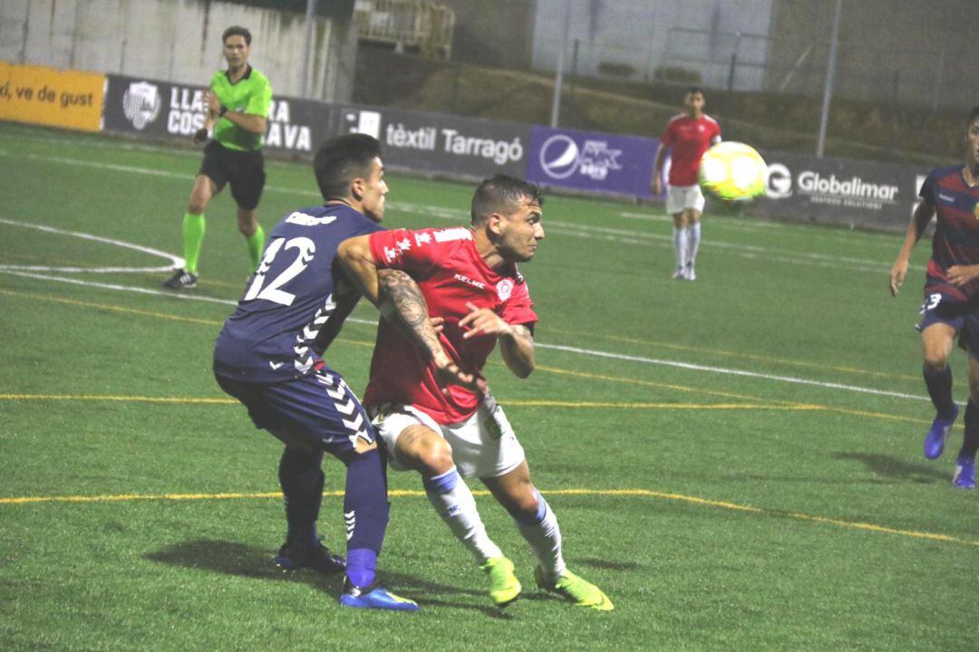 Borja Martínez, agarrado por un jugador de Llagostera