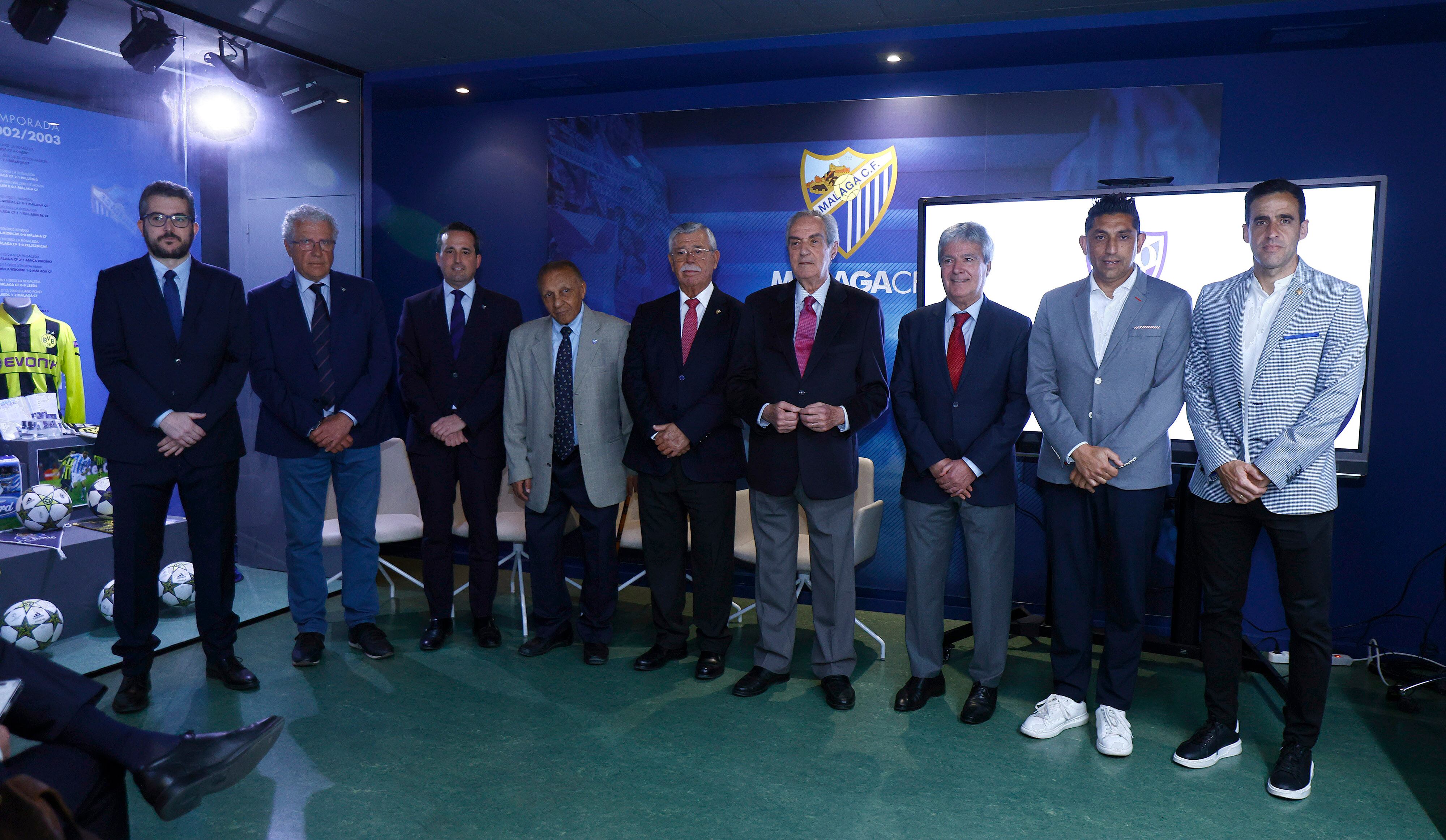 De izquierda a derecha Domingo Muñoz (historiador del Málaga), José Antonio Ruiz Guerra, Kike Pérez, Abdallah Ben Barek, Francisco Martín Aguilar, Manuel Hernández Navarrete, Basti e Iznata