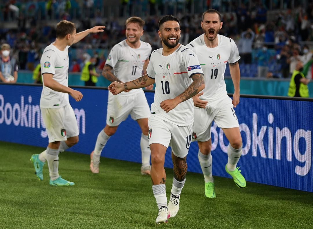 Los jugadores italianos celebran el tercer gol