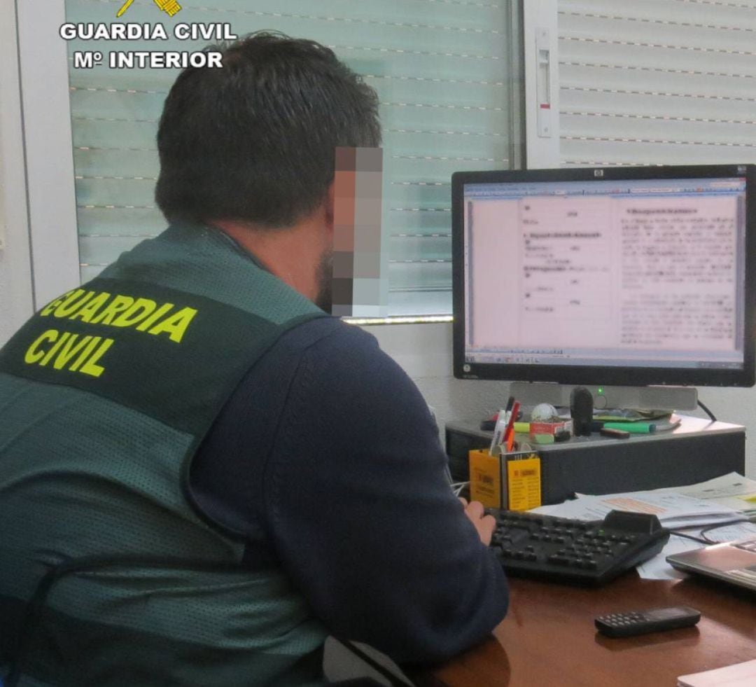 La Guardia Civil y Policía Nacional investigan las estafas a través de la red.  