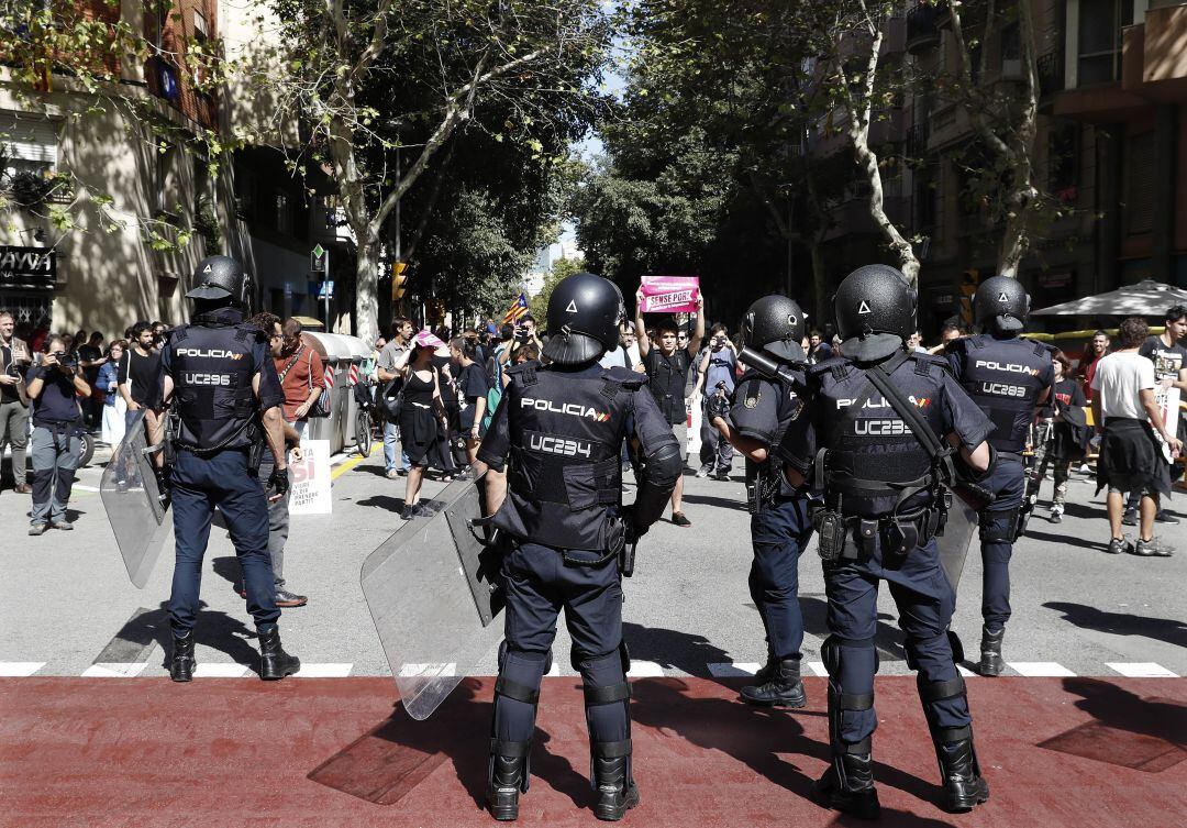 Agentes de la Policía frente a una manifestación a favor de la independencia organizada por la CUP