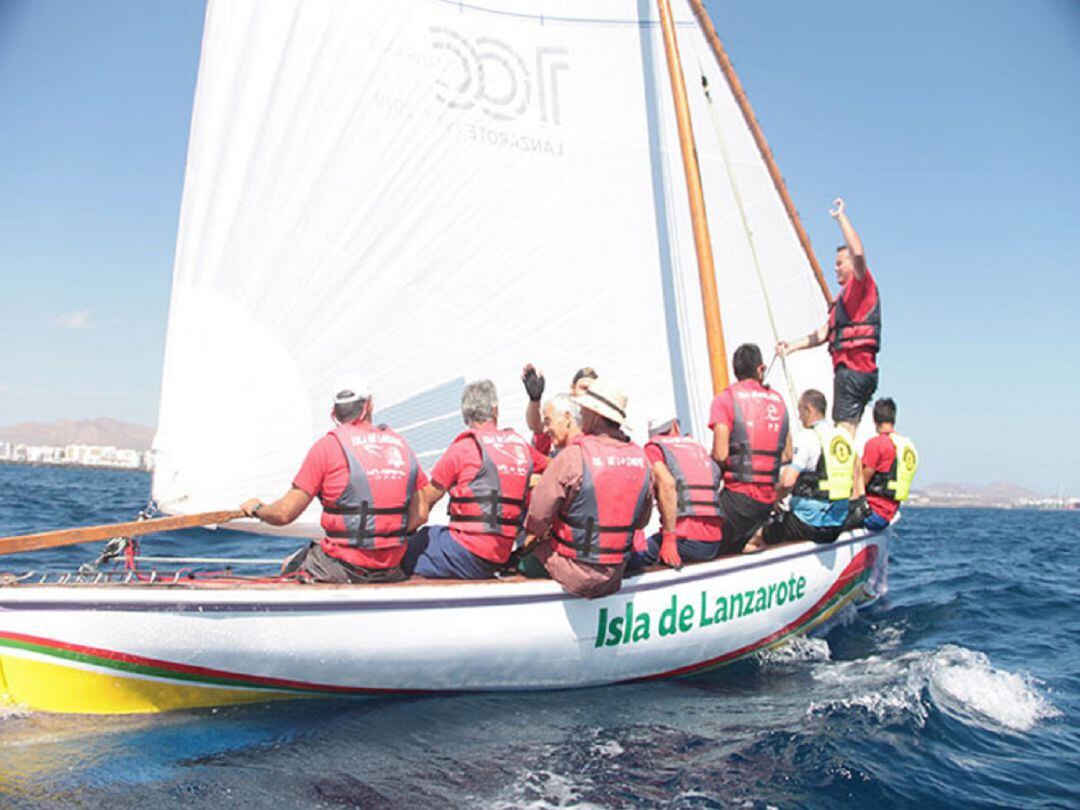 La tripulación del barquillo &quot;Isla de Lanzarote&quot; celebrando la victoria.